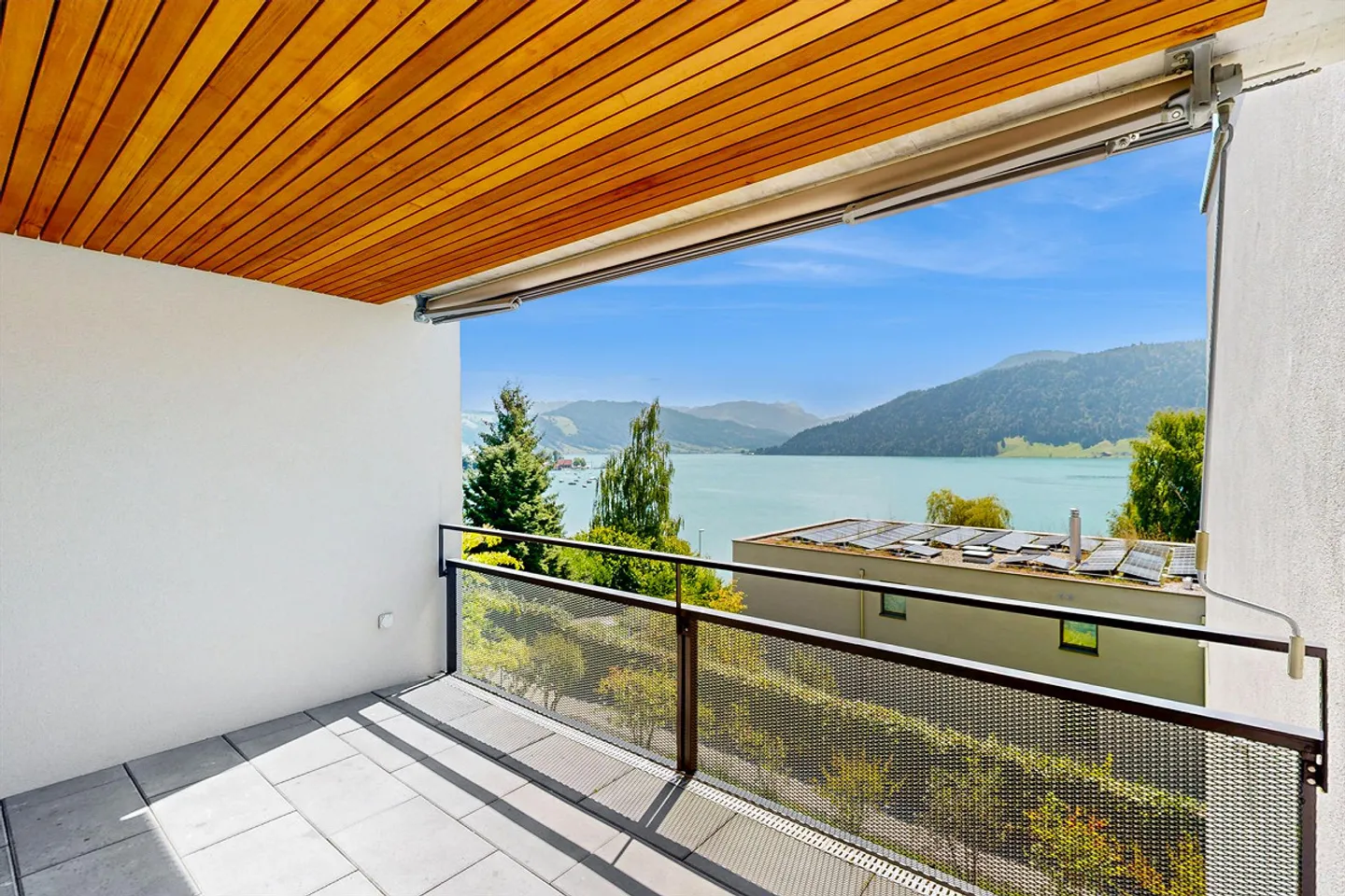 Looking for lake view and comfort? Here you will find it! - Photo 2 of 11