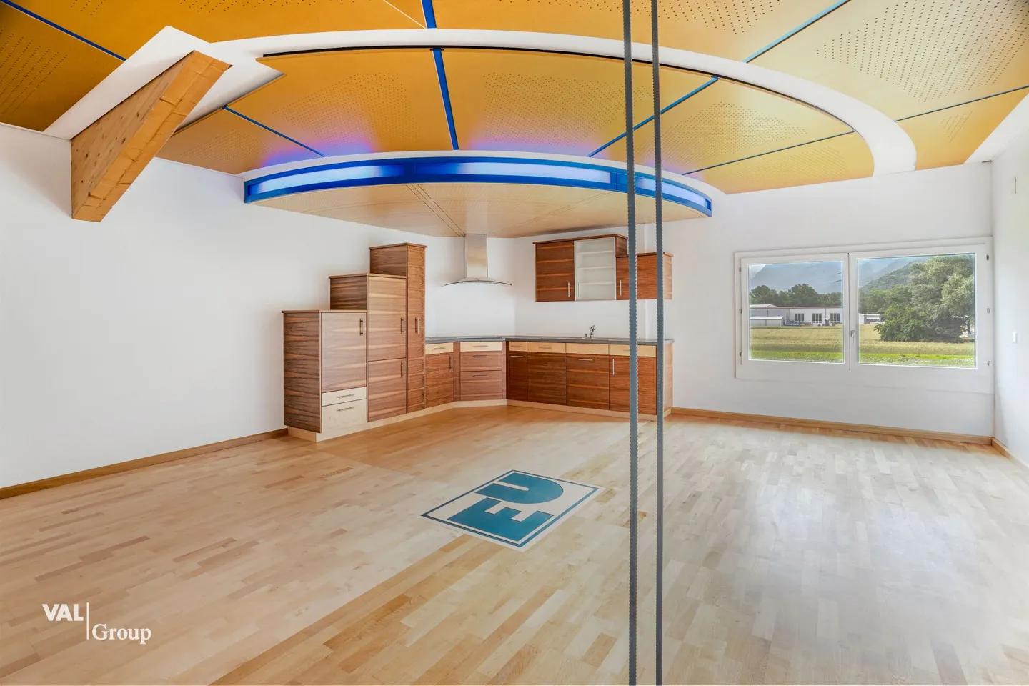 Production and storage hall with diverse usage possibilities in optimal location - Photo 3 of 13