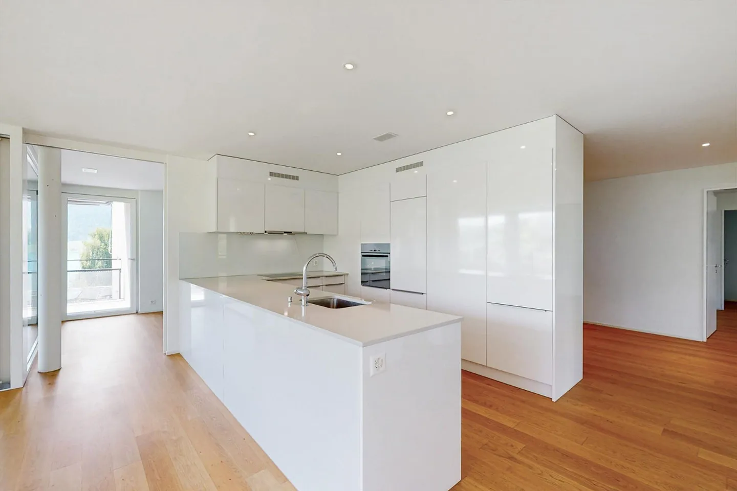 Looking for lake view and comfort? Here you will find it! - Photo 4 of 11