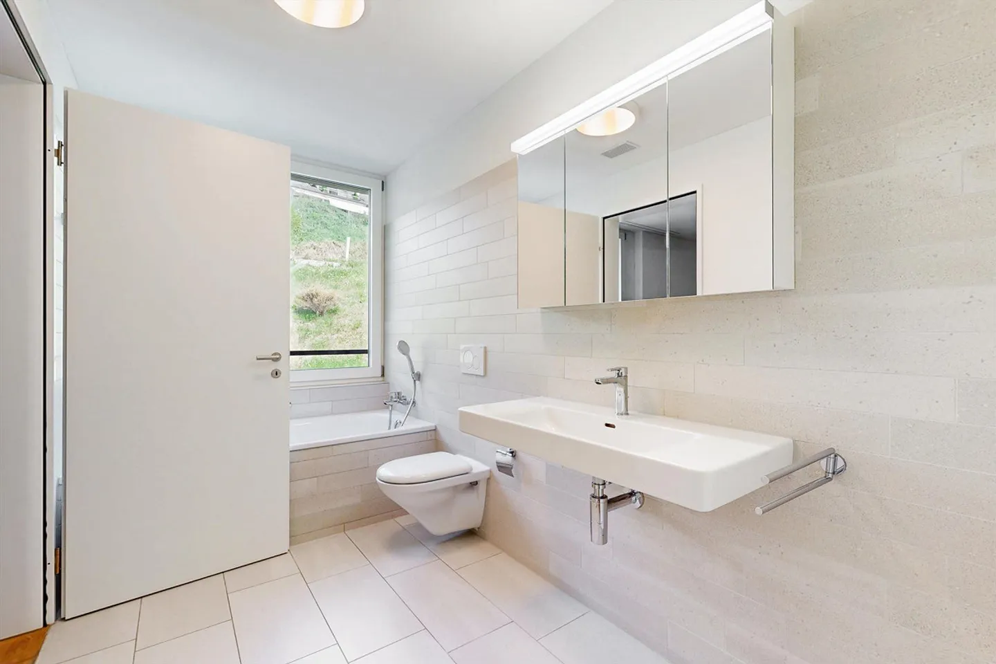 Looking for lake view and comfort? Here you will find it! - Photo 8 of 11