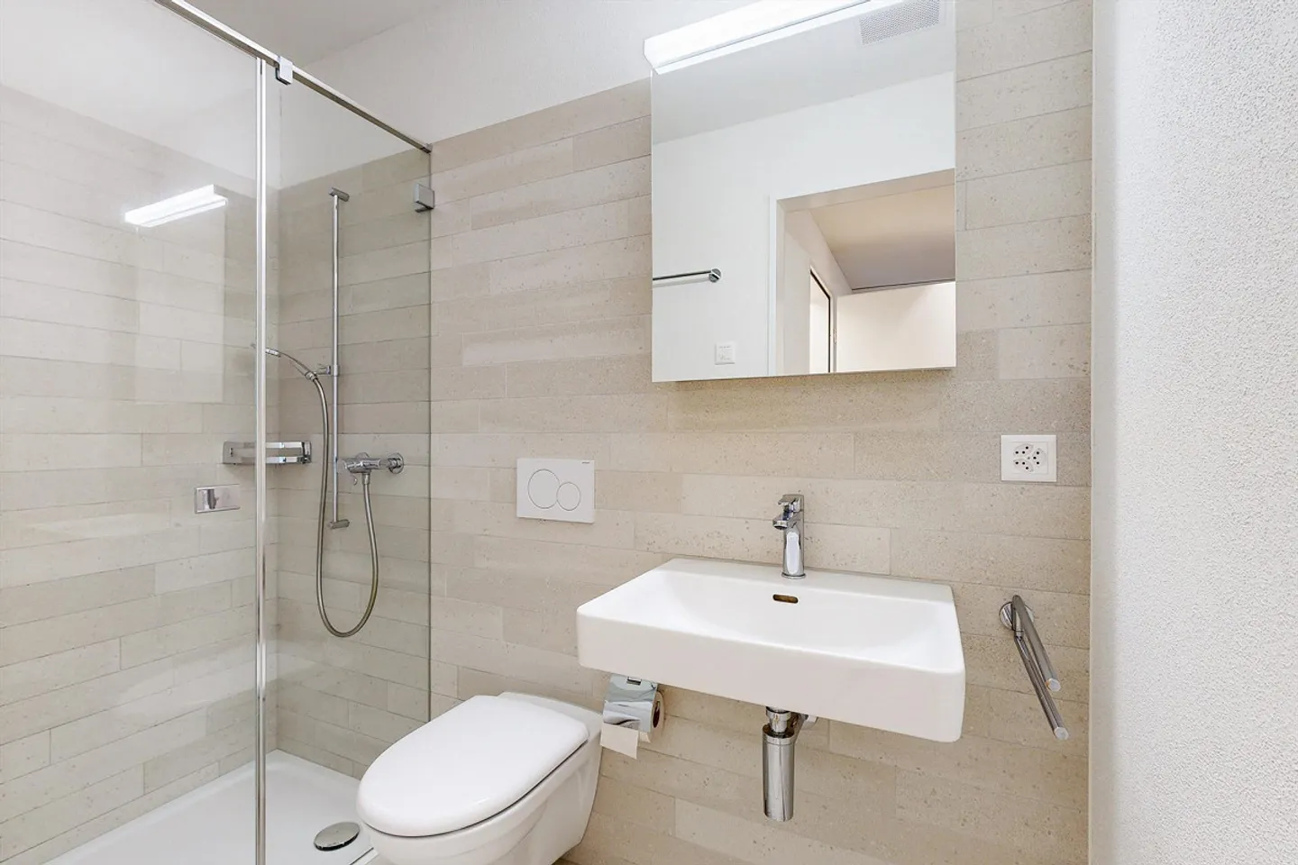 Looking for lake view and comfort? Here you will find it! - Photo 11 of 11