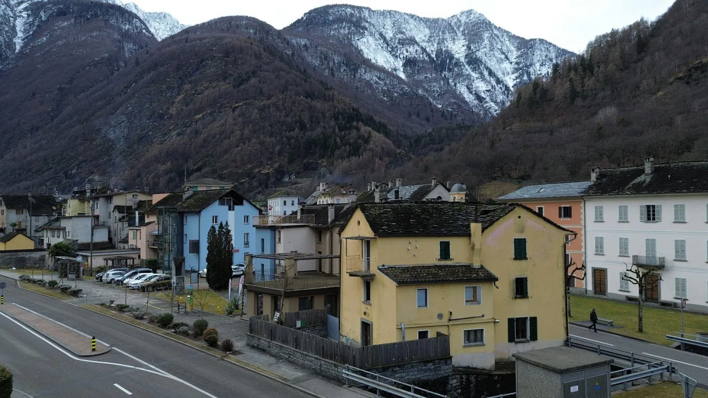 Casa ristrutturata con 3 appartamenti nel centro di Cevio | Renovie... - Photo 1 of 24