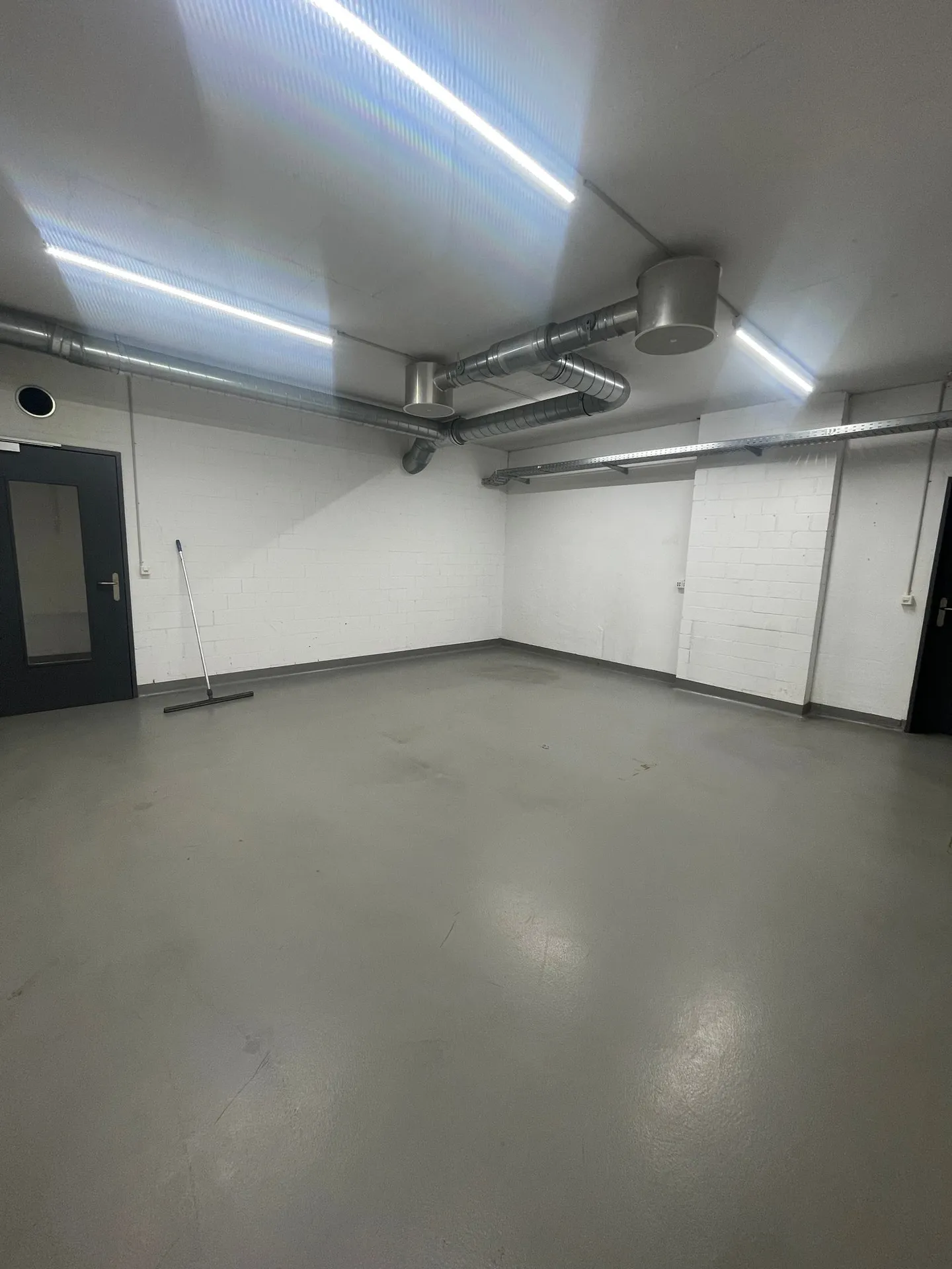 Camera bianca completamente attrezzata in affitto - Foto 2 di 5