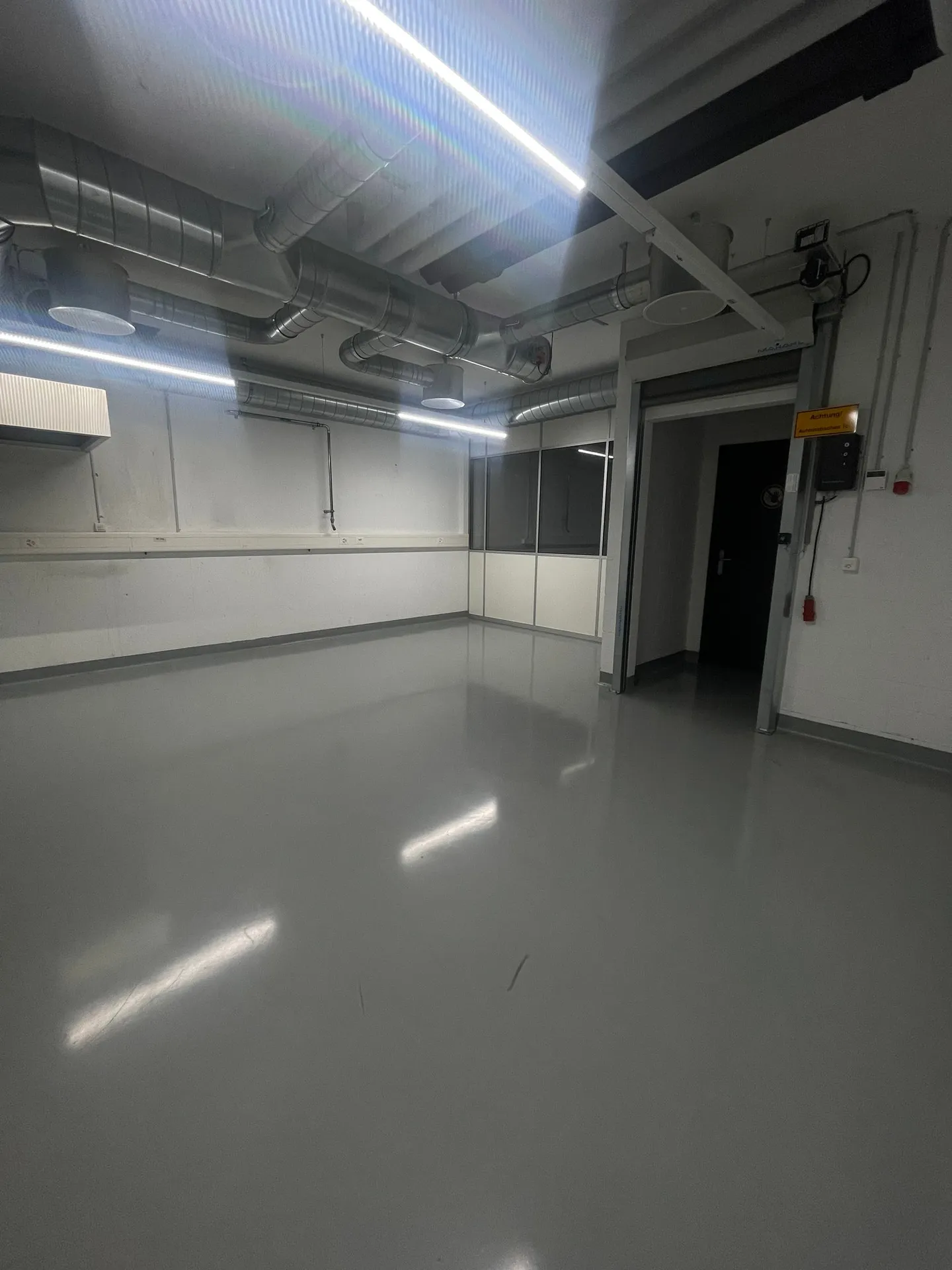 Camera bianca completamente attrezzata in affitto - Foto 1 di 5