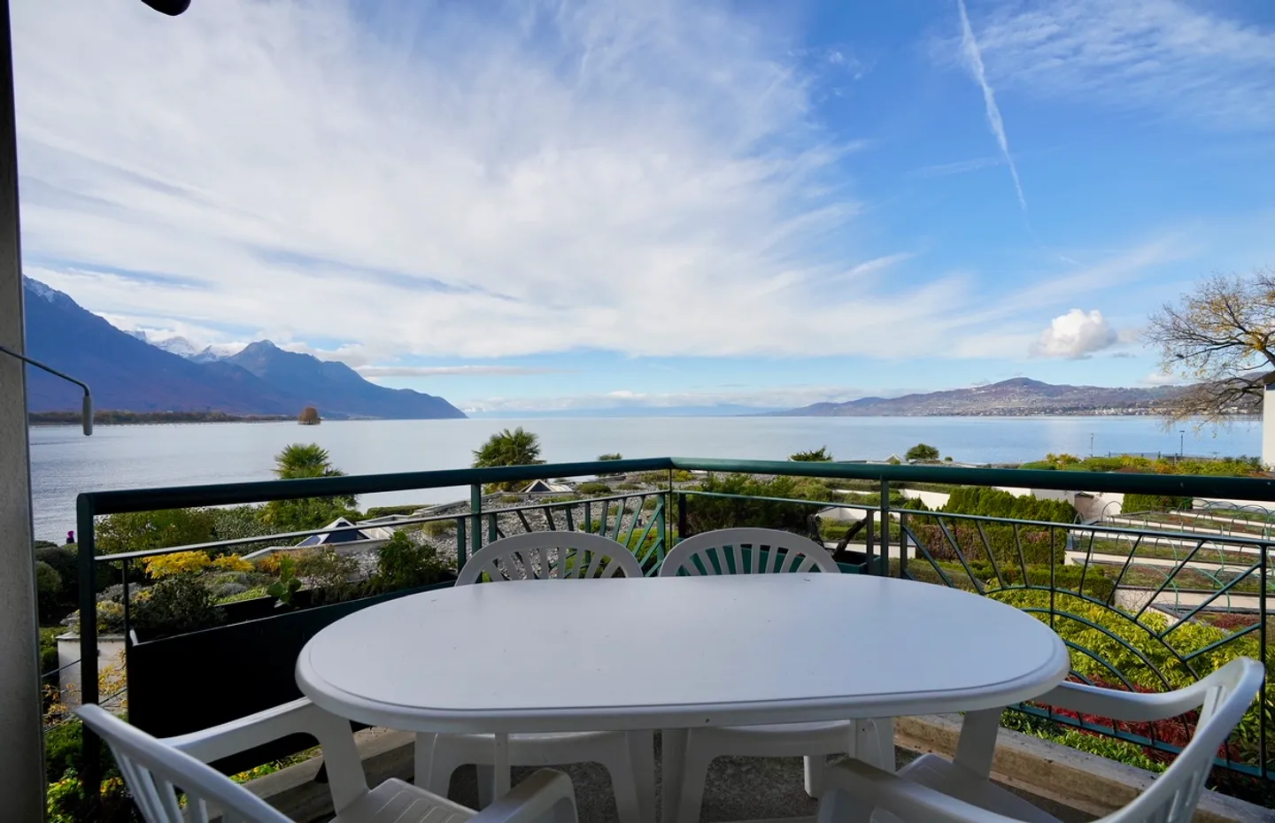 Beautiful 3.5-room apartment with foot in the water - Photo 2 of 18