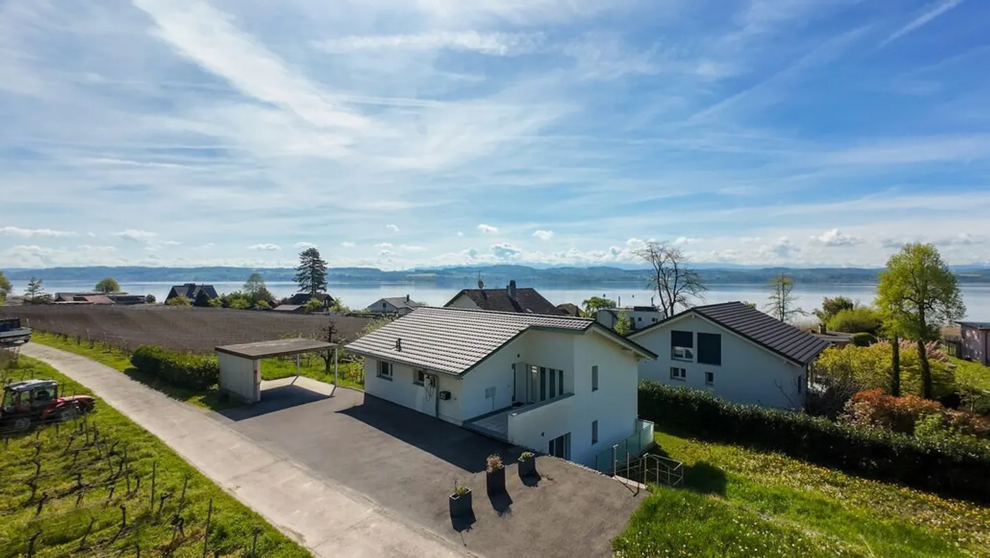 Spaziosa villa moderna di 7,5 stanze al lago di Morat - Foto 1 di 19