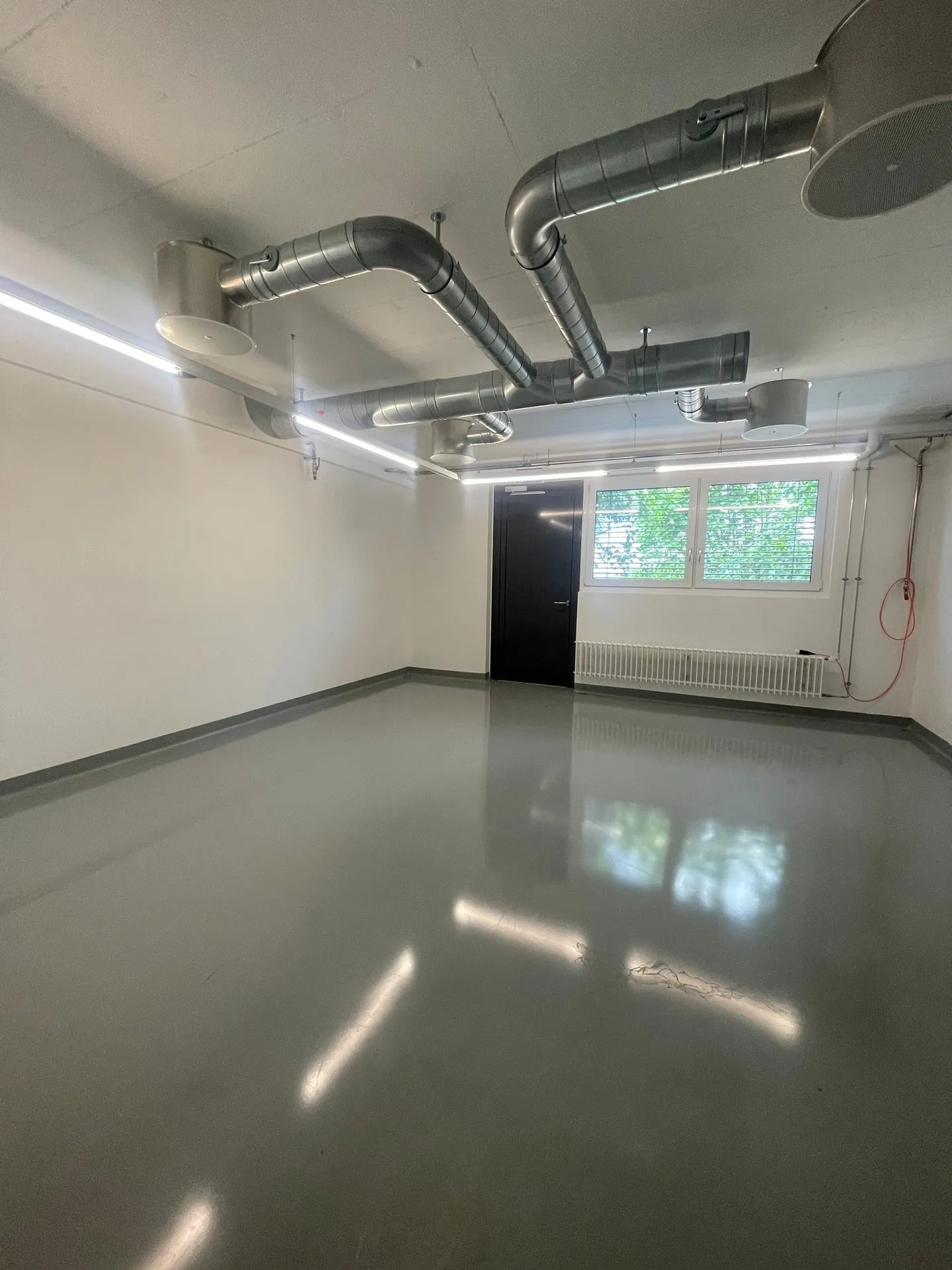 Camera bianca completamente attrezzata in affitto - Foto 3 di 5