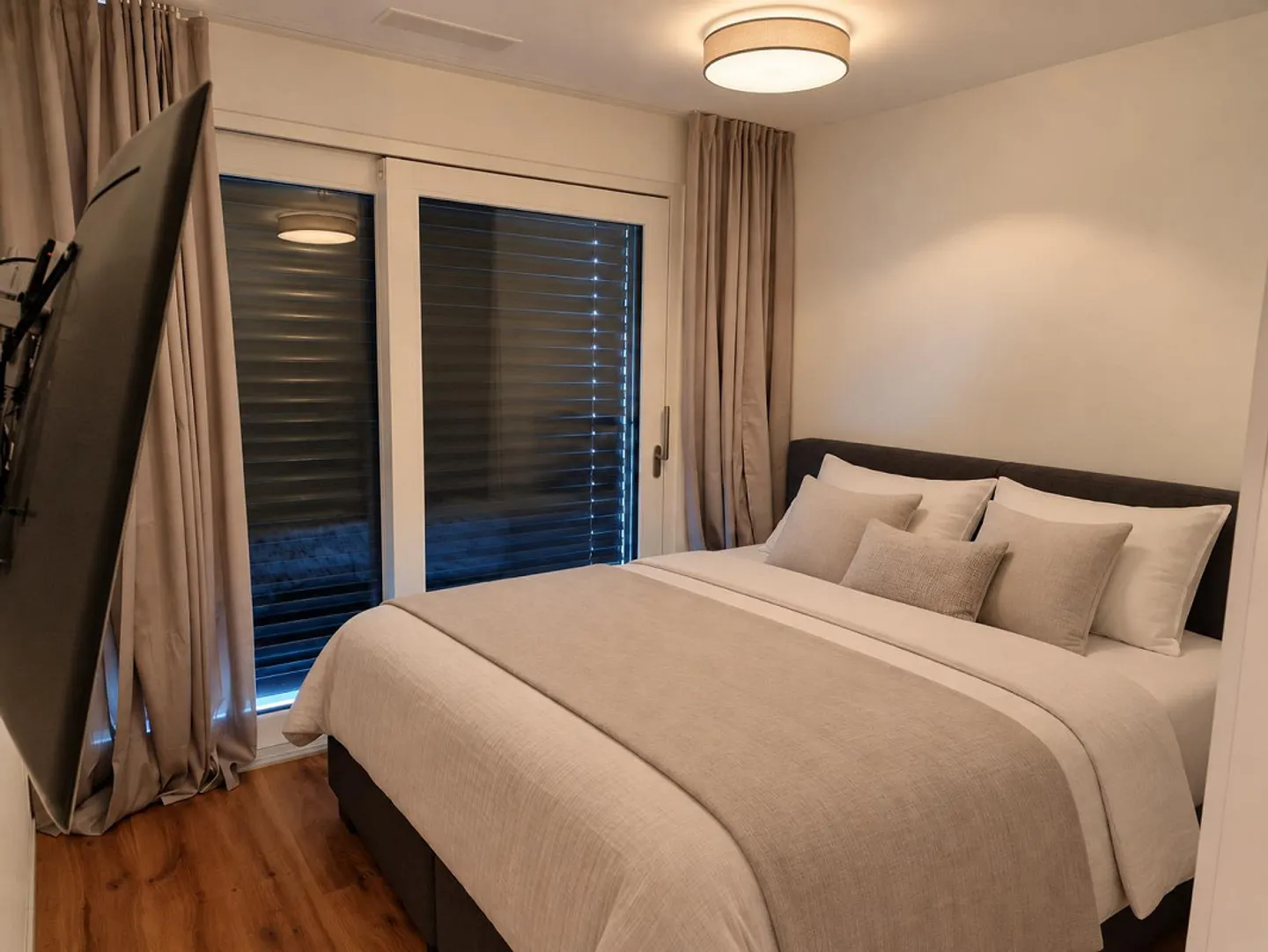 Atemberaubende Seen- und Bergblicke – modernes 2,5-Zimmer-Smart-Home-Apartment - Foto 4 von 9