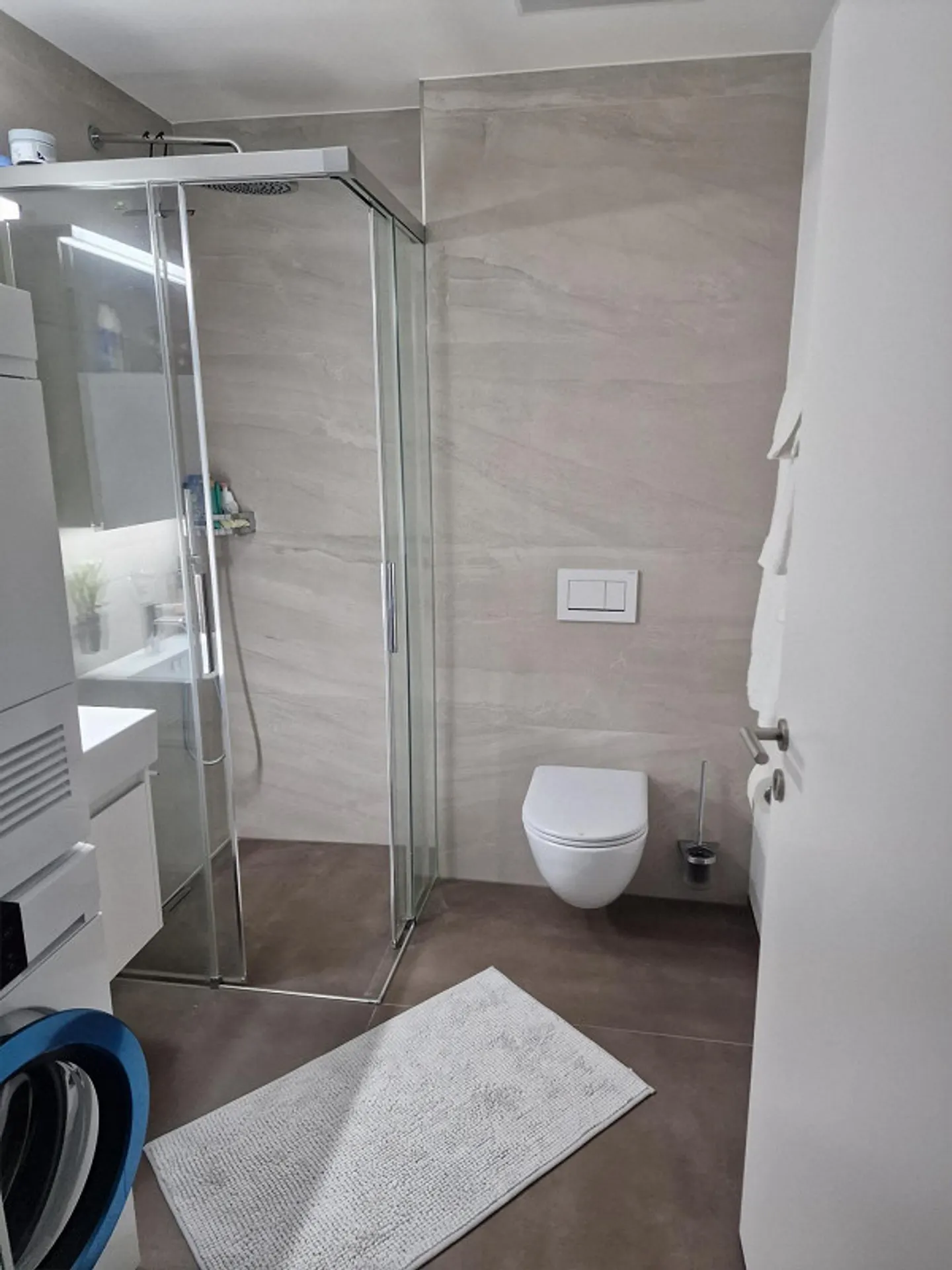 Atemberaubende Seen- und Bergblicke – modernes 2,5-Zimmer-Smart-Home-Apartment - Foto 5 von 9