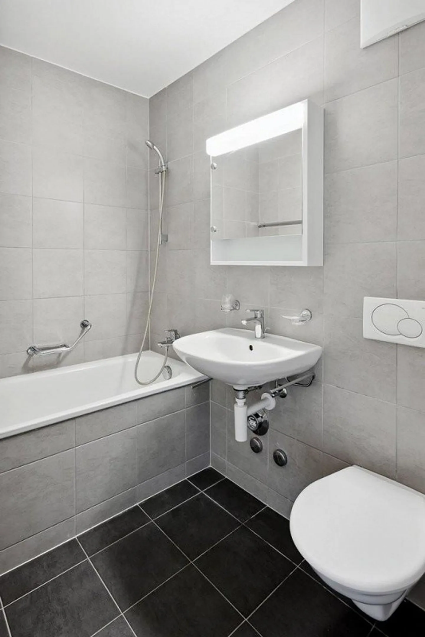 Treat yourself to accommodation close to all amenities - Photo 2 of 8