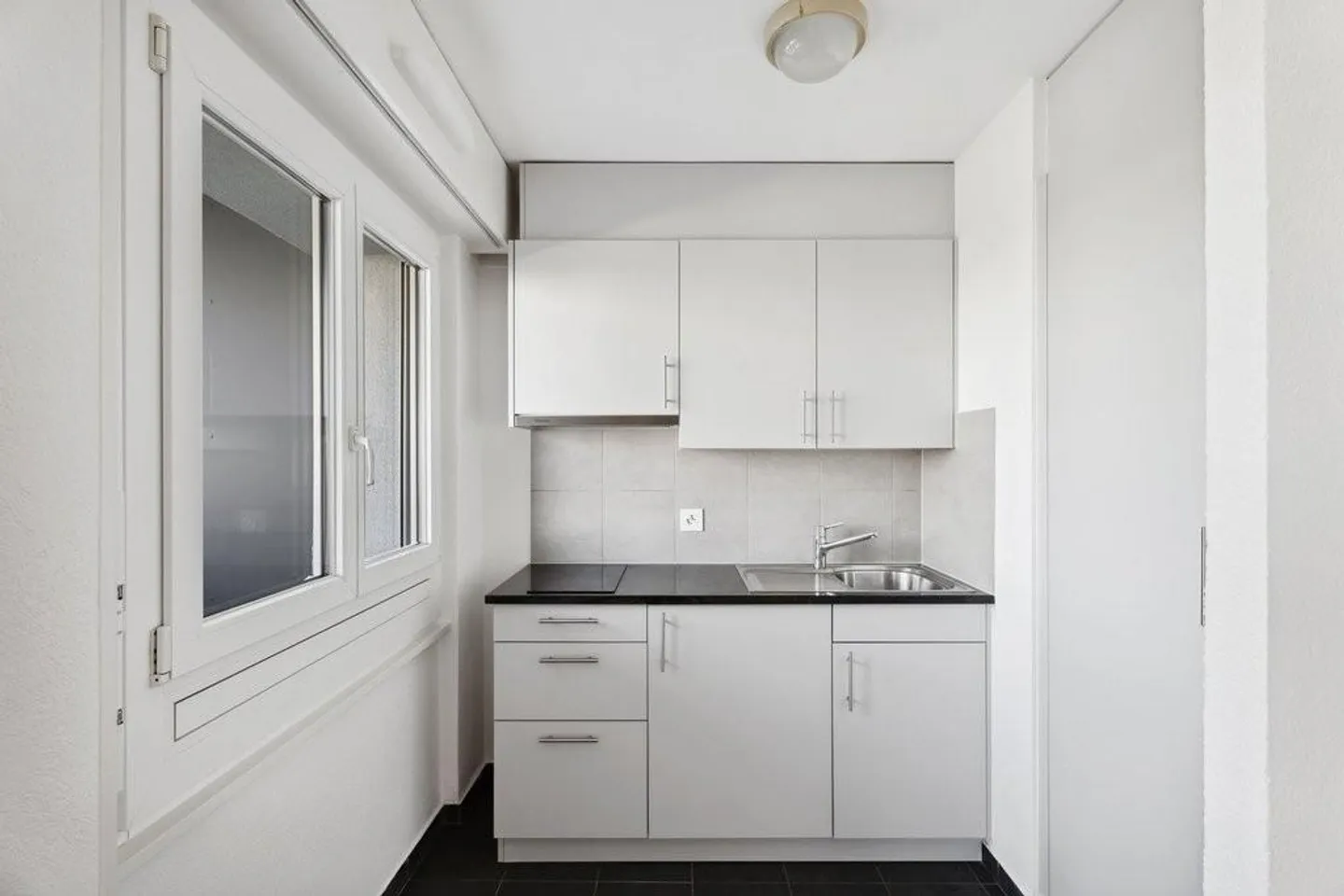 Treat yourself to accommodation close to all amenities - Photo 7 of 8