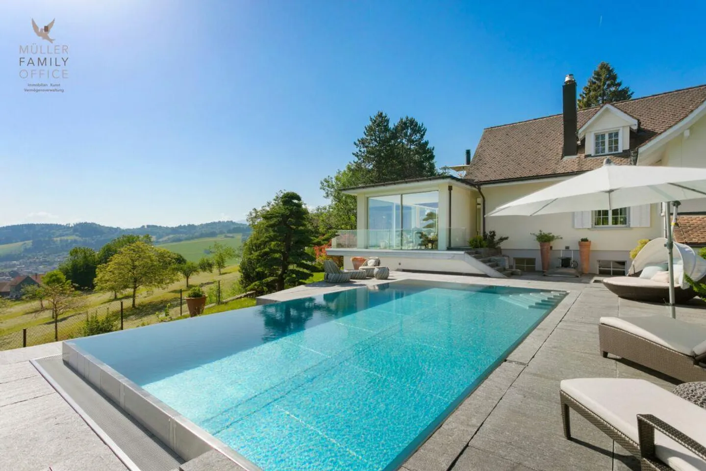 Villa panoramica lussuosa con piscina all'aperto, oasi benessere e vista mozzafiato - Foto 3 di 12