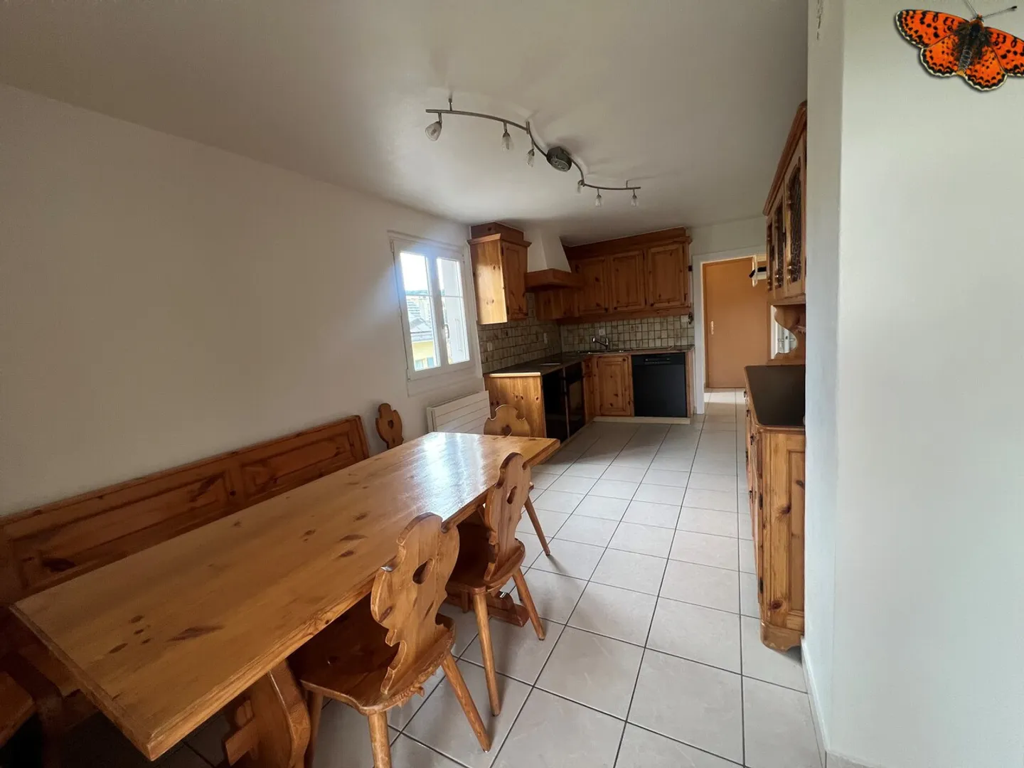CHARMANTES 2 ½ ZIMMER IN EINEM FAMILIENHAUS VUADENS - Foto 8 von 14