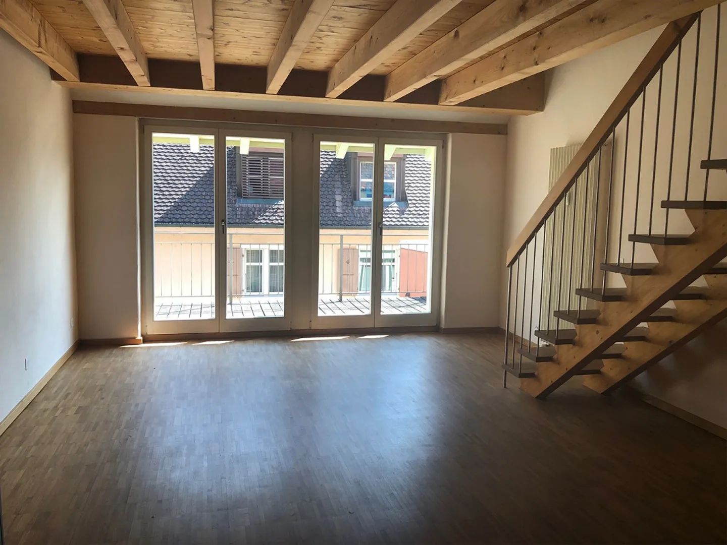 Appartement en duplex de 2 pièces avec loggia - dans la ville de Laufen - Photo 1 sur 7