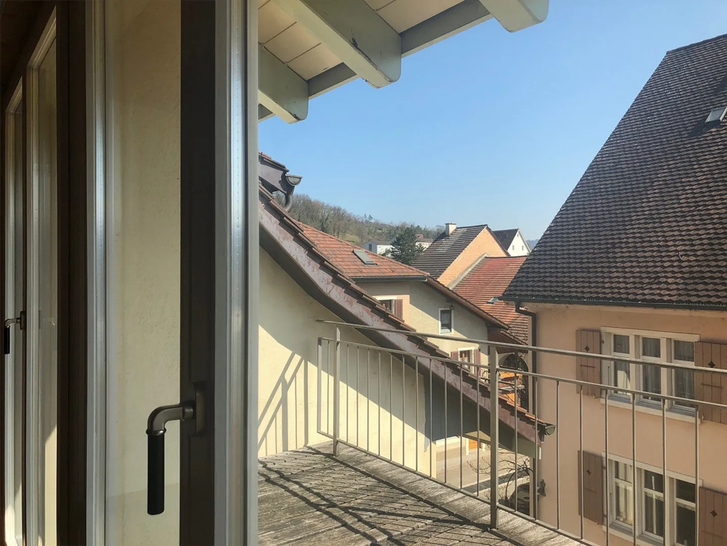 Appartement en duplex de 2 pièces avec loggia - dans la ville de Laufen - Photo 3 sur 7