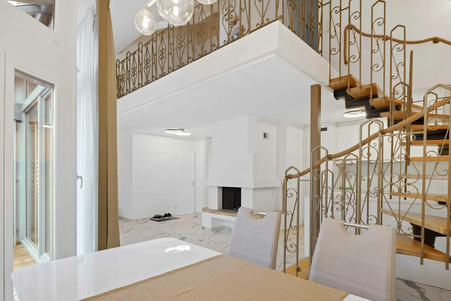 Renovierte Maisonette-Wohnung im Baurecht - Zentral gelegen mit Aussicht und Cheminée - Foto 2 di 10