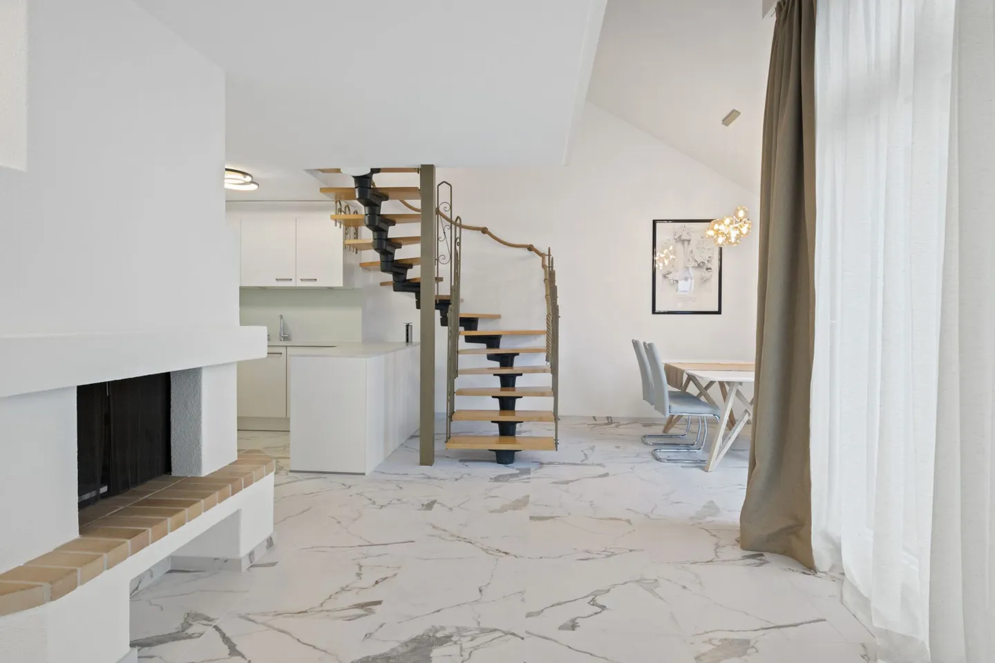 Renovierte Maisonette-Wohnung im Baurecht - Zentral gelegen mit Aussicht und Cheminée - Foto 1 di 10