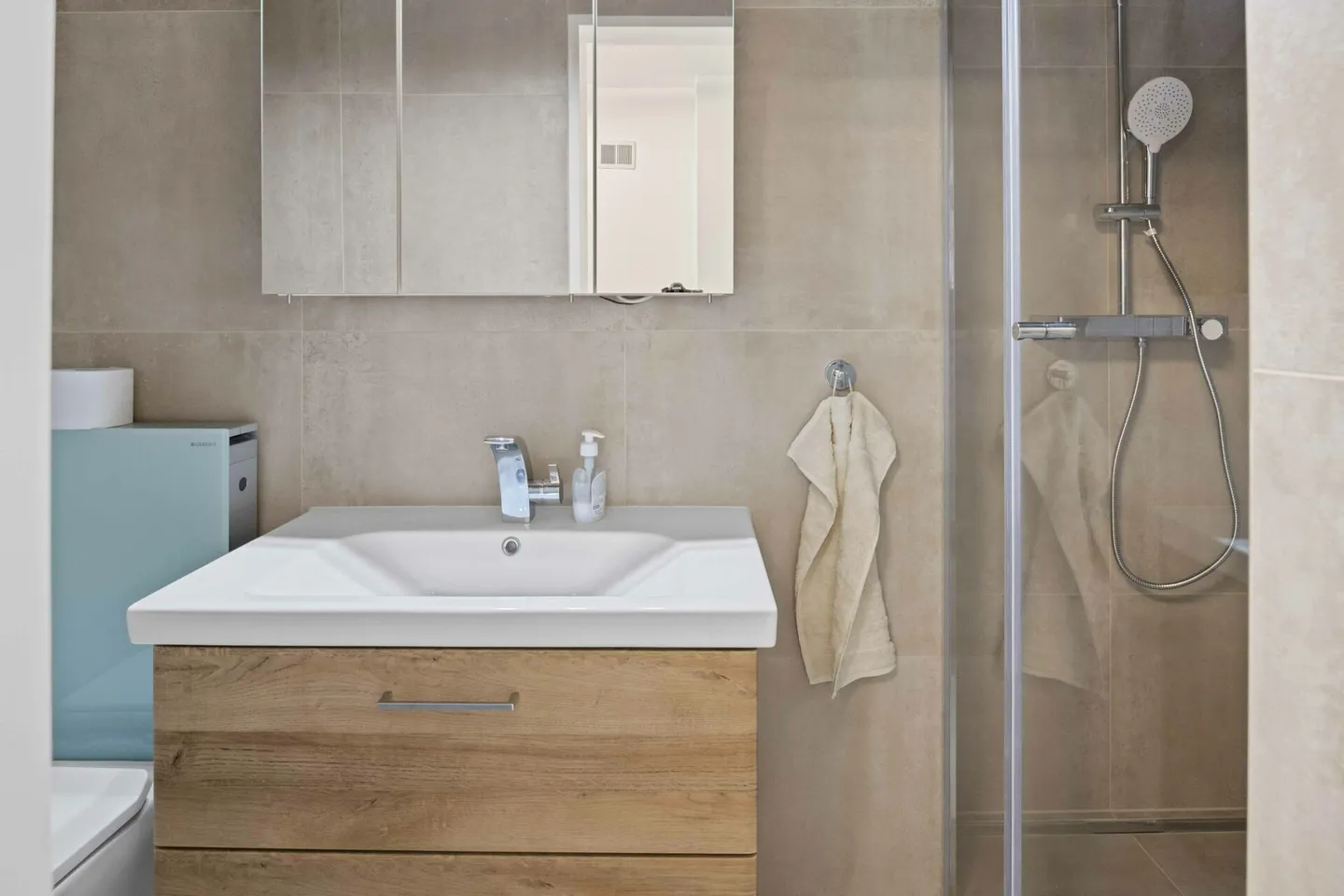 Renovierte Maisonette-Wohnung im Baurecht - Zentral gelegen mit Aussicht und Cheminée - Foto 7 di 10