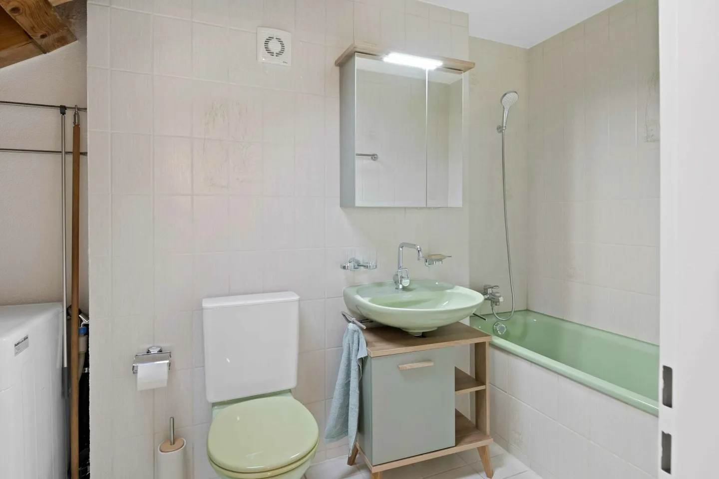 Renovierte Maisonette-Wohnung im Baurecht - Zentral gelegen mit Aussicht und Cheminée - Foto 8 di 10