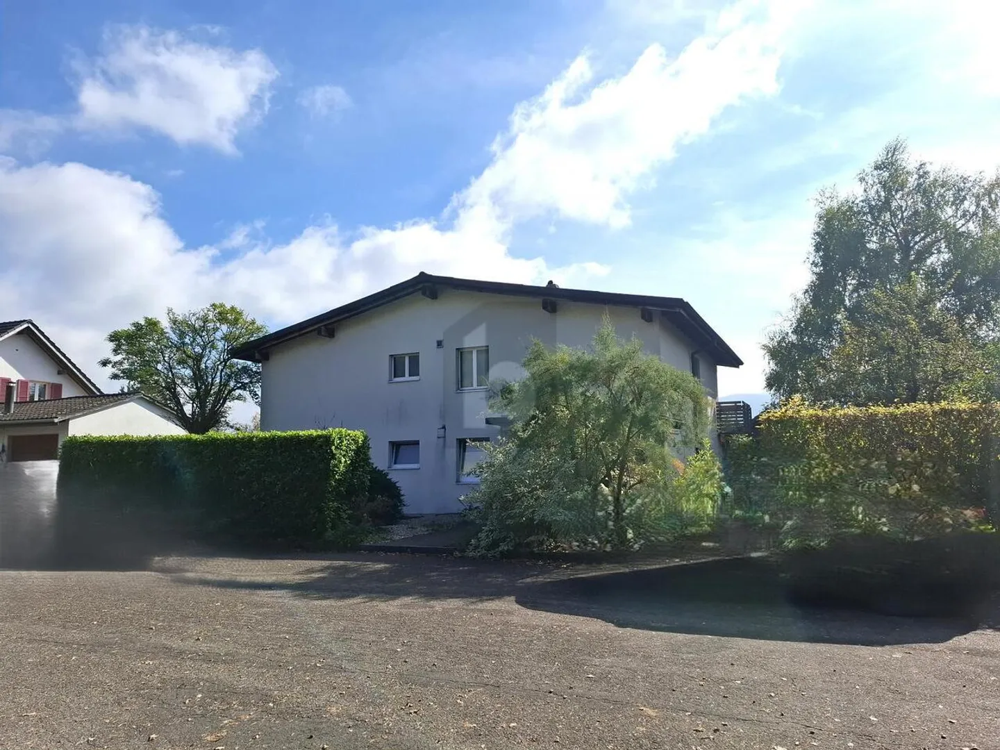 GERÄUMIG, EIN GRÜNER WOHNGEGEND - Foto 1 von 6