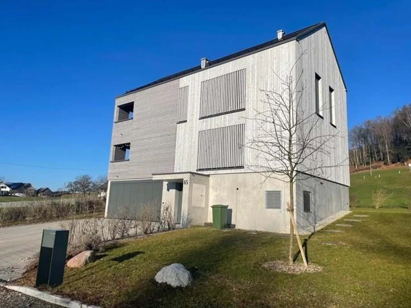 Maison individuelle moderne avec beaucoup d'intimité - Photo 1 sur 23