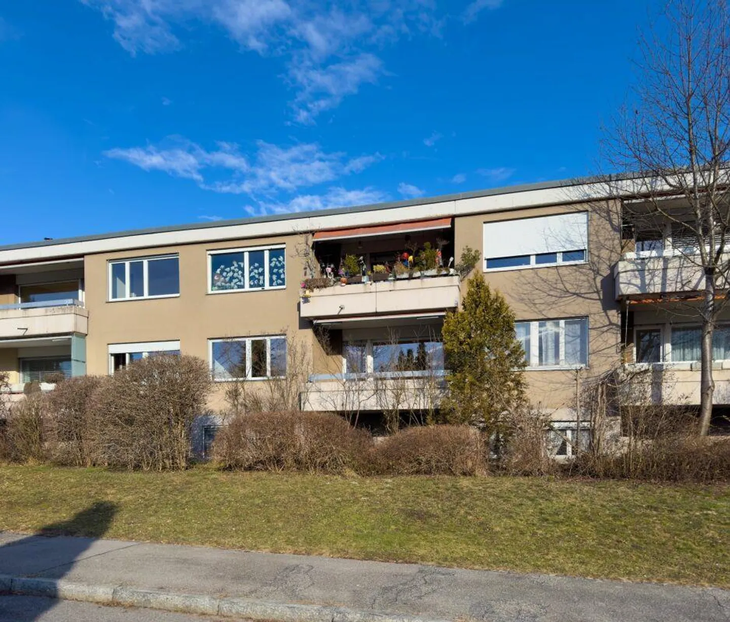 Condominio soleggiato di 3,5 stanze con balcone, due cantine e posto auto più stanza creativa/studio 19m2 - Foto 1 di 23