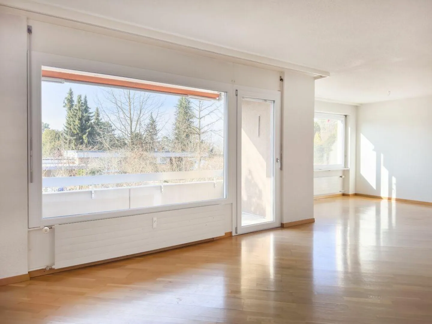 Condominio soleggiato di 3,5 stanze con balcone, due cantine e posto auto più stanza creativa/studio 19m2 - Foto 2 di 23