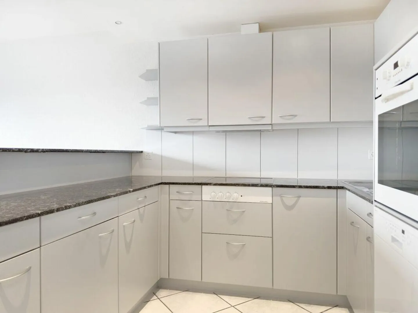 Condominio soleggiato di 3,5 stanze con balcone, due cantine e posto auto più stanza creativa/studio 19m2 - Foto 3 di 23