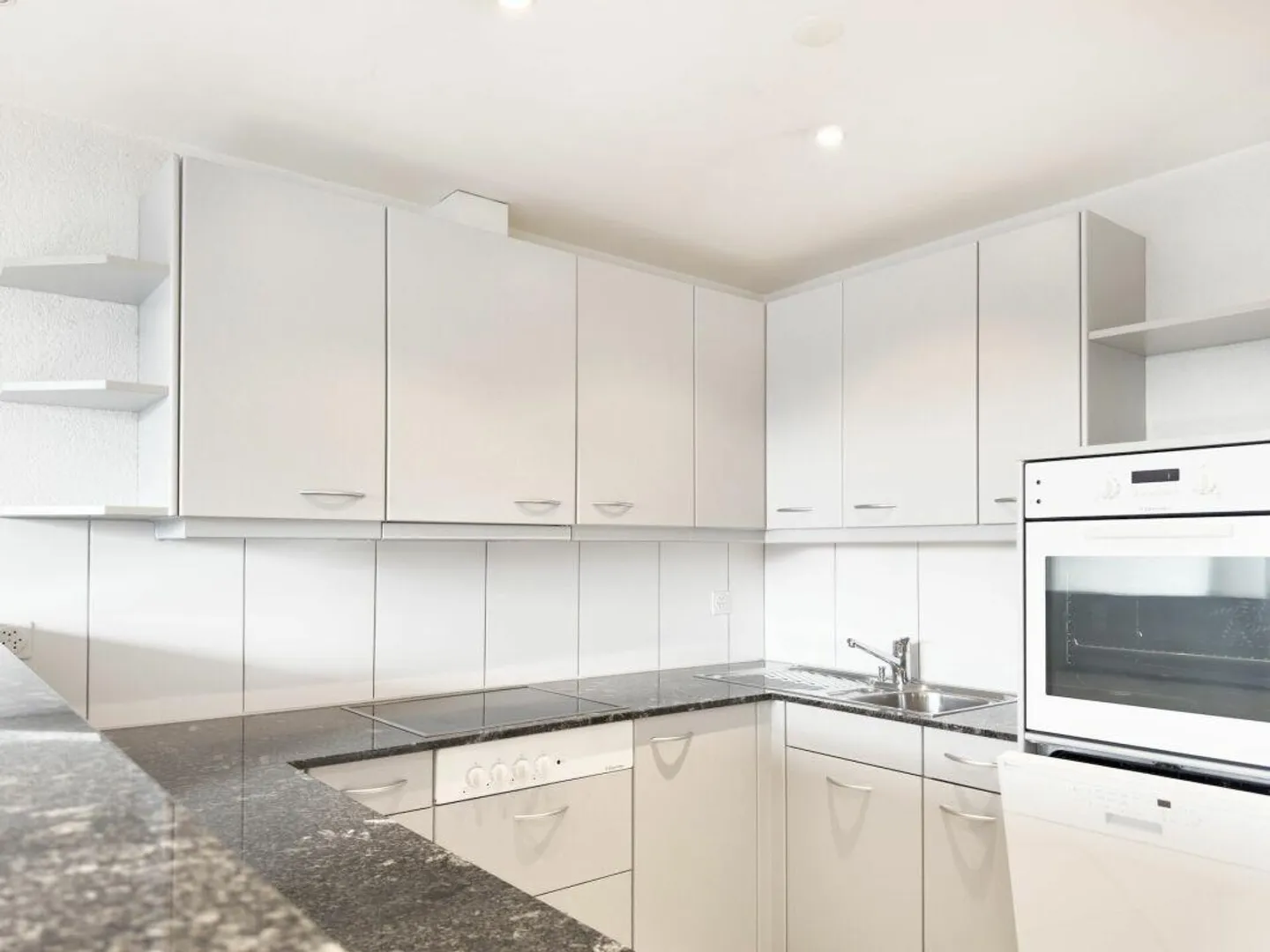 Condominio soleggiato di 3,5 stanze con balcone, due cantine e posto auto più stanza creativa/studio 19m2 - Foto 4 di 23