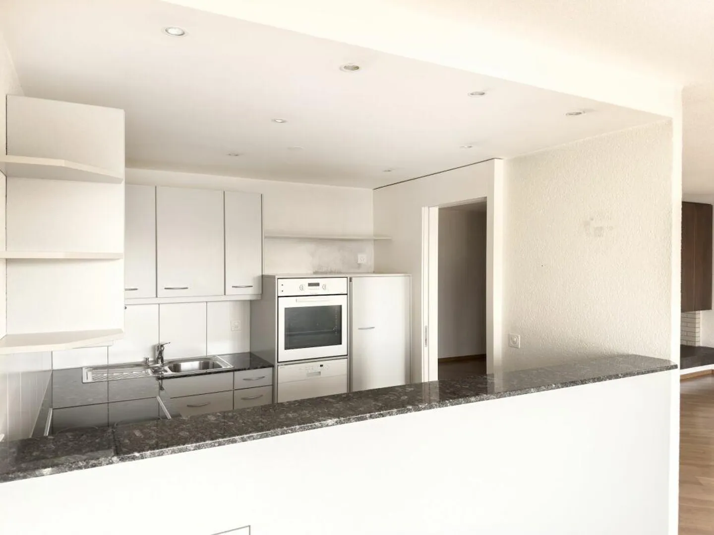 Condominio soleggiato di 3,5 stanze con balcone, due cantine e posto auto più stanza creativa/studio 19m2 - Foto 5 di 23