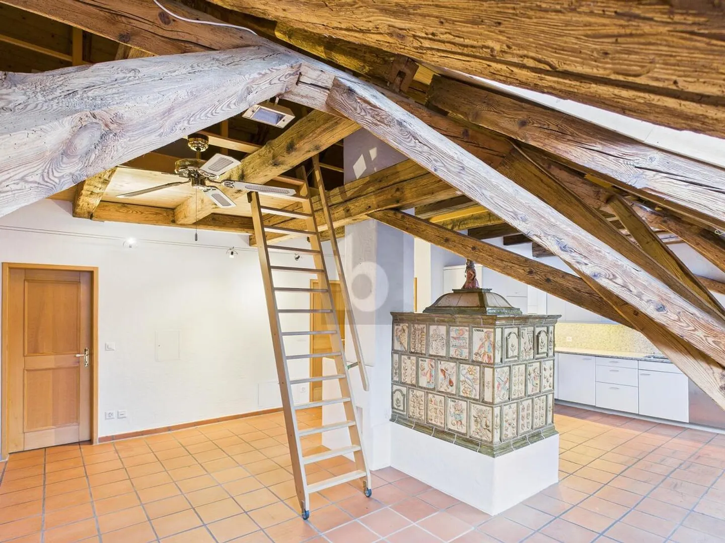 CHARME D'UN ANCIEN BÂTIMENT CENTRAL PRÈS DE LA GARE - Photo 1 sur 6