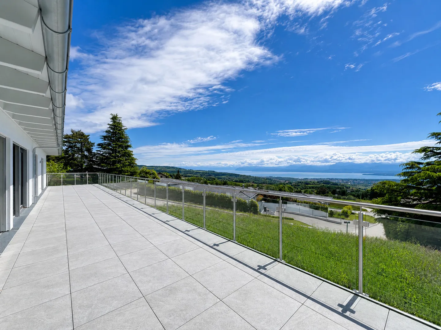 Außergewöhnliche Villa mit Panoramablick auf den Genfersee und die Alpen - Foto 1 von 16