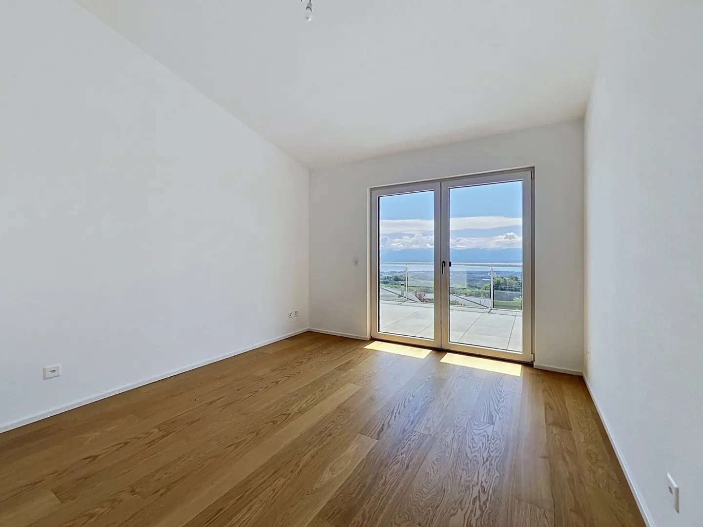 Außergewöhnliche Villa mit Panoramablick auf den Genfersee und die Alpen - Foto 7 von 16