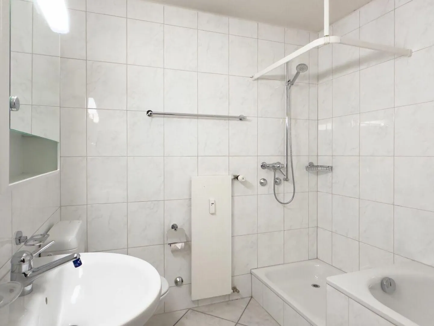 Condominio soleggiato di 3,5 stanze con balcone, due cantine e posto auto più stanza creativa/studio 19m2 - Foto 13 di 23