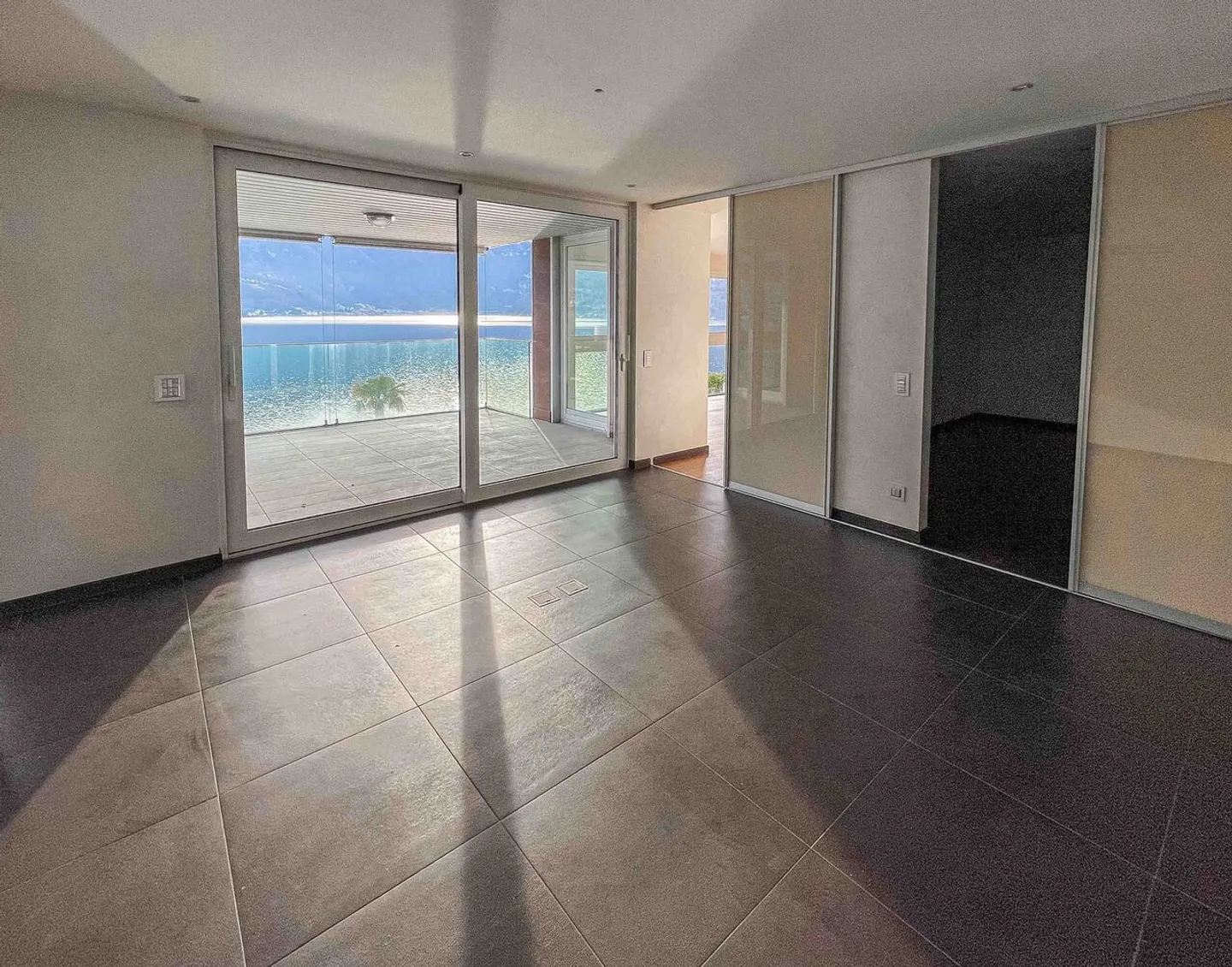 Exclusive penthouse with lake view and boat dock - Photo 6 of 8