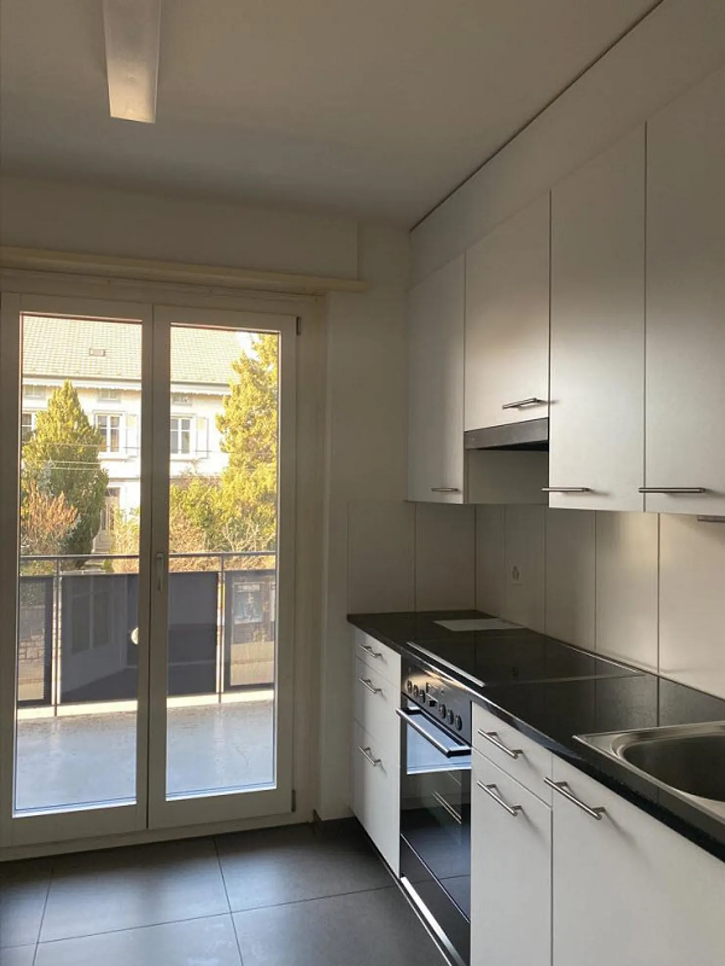 Appartement lumineux et spacieux de 3.0 pièces dans un emplacement central à Allschwil - Photo 2 sur 11