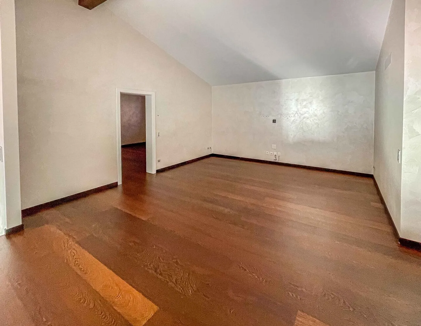 Exclusive penthouse with lake view and boat dock - Photo 8 of 8