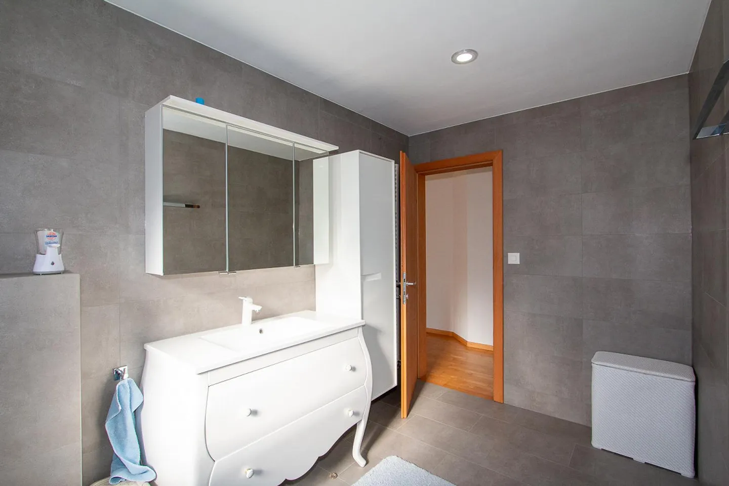 Grande maison individuelle de 8½ pièces dans un emplacement central - Photo 12 sur 30