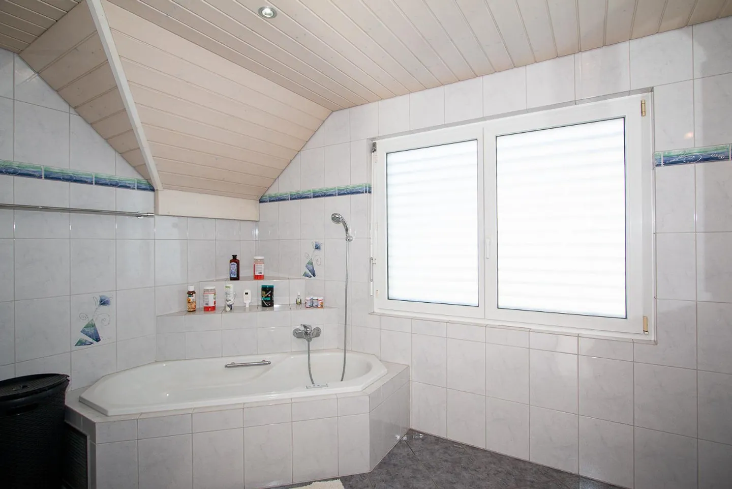 Grande maison individuelle de 8½ pièces dans un emplacement central - Photo 14 sur 30