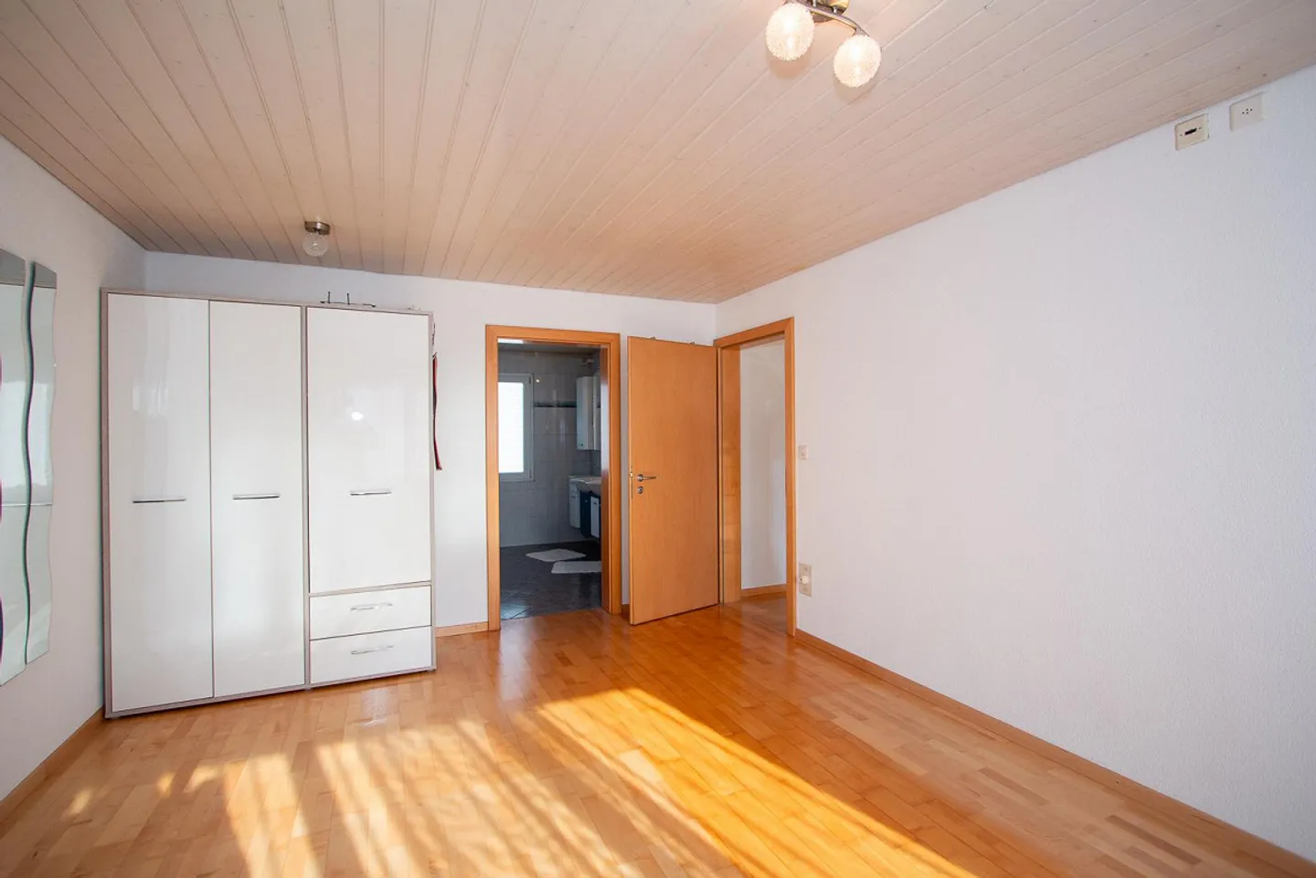 Grande maison individuelle de 8½ pièces dans un emplacement central - Photo 20 sur 30