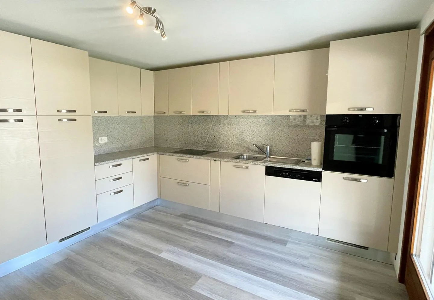 Semi-detached house with swimming pool, large terrace and beautiful garden - Photo 16 of 18