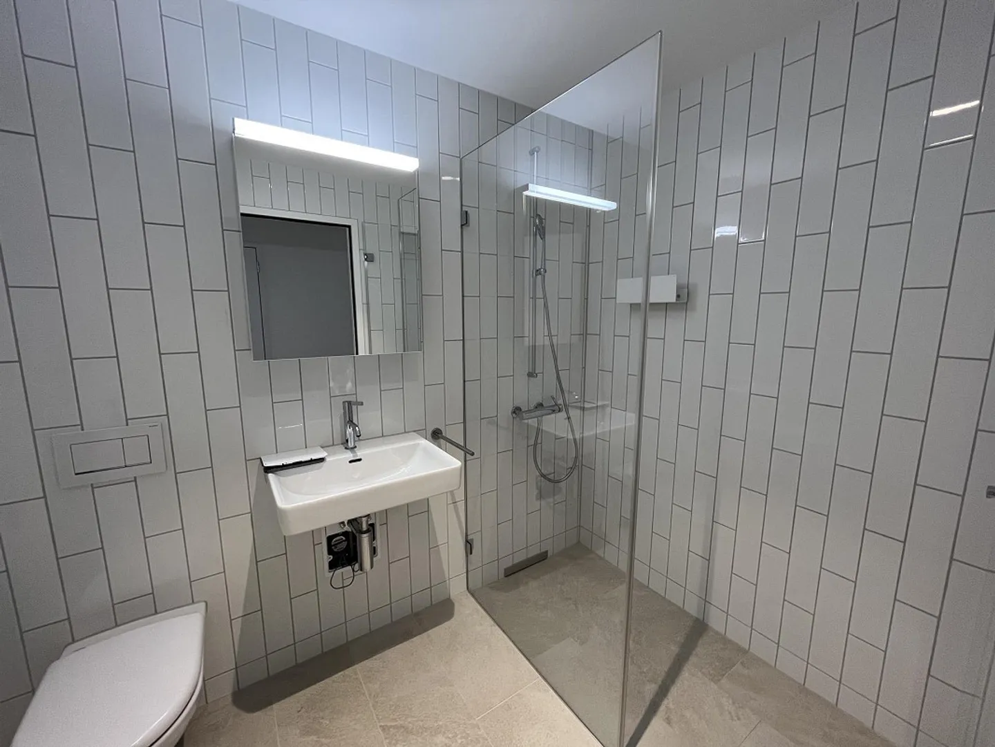 Appartement en attique moderne de 3,5 pièces au cœur de Wettingen - Photo 3 sur 9
