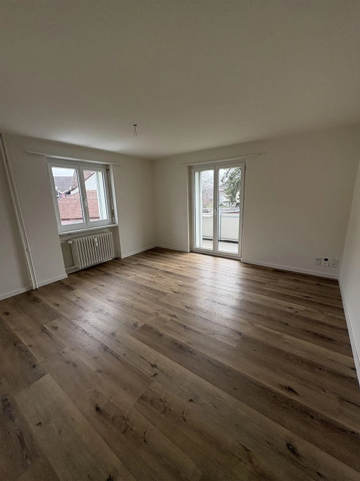 Freshly renovated 4-room apartment for rent - Photo 3 of 7