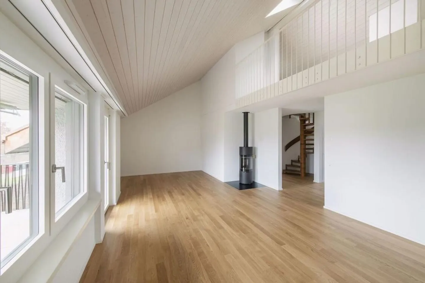 Spacious 4.5-room maisonette apartment in Bassersdorf - Photo 3 of 8