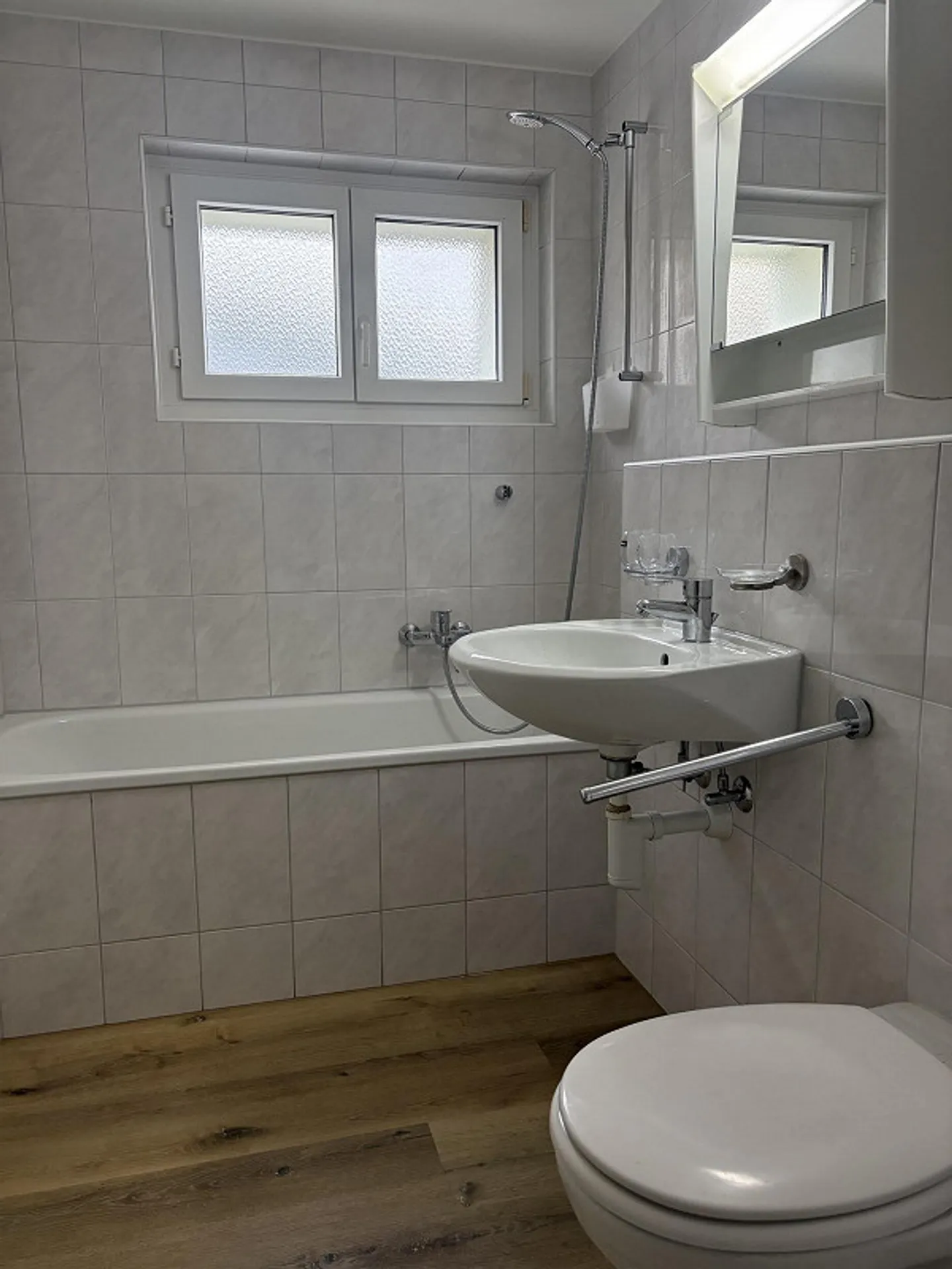 Freshly renovated 4-room apartment for rent - Photo 6 of 7