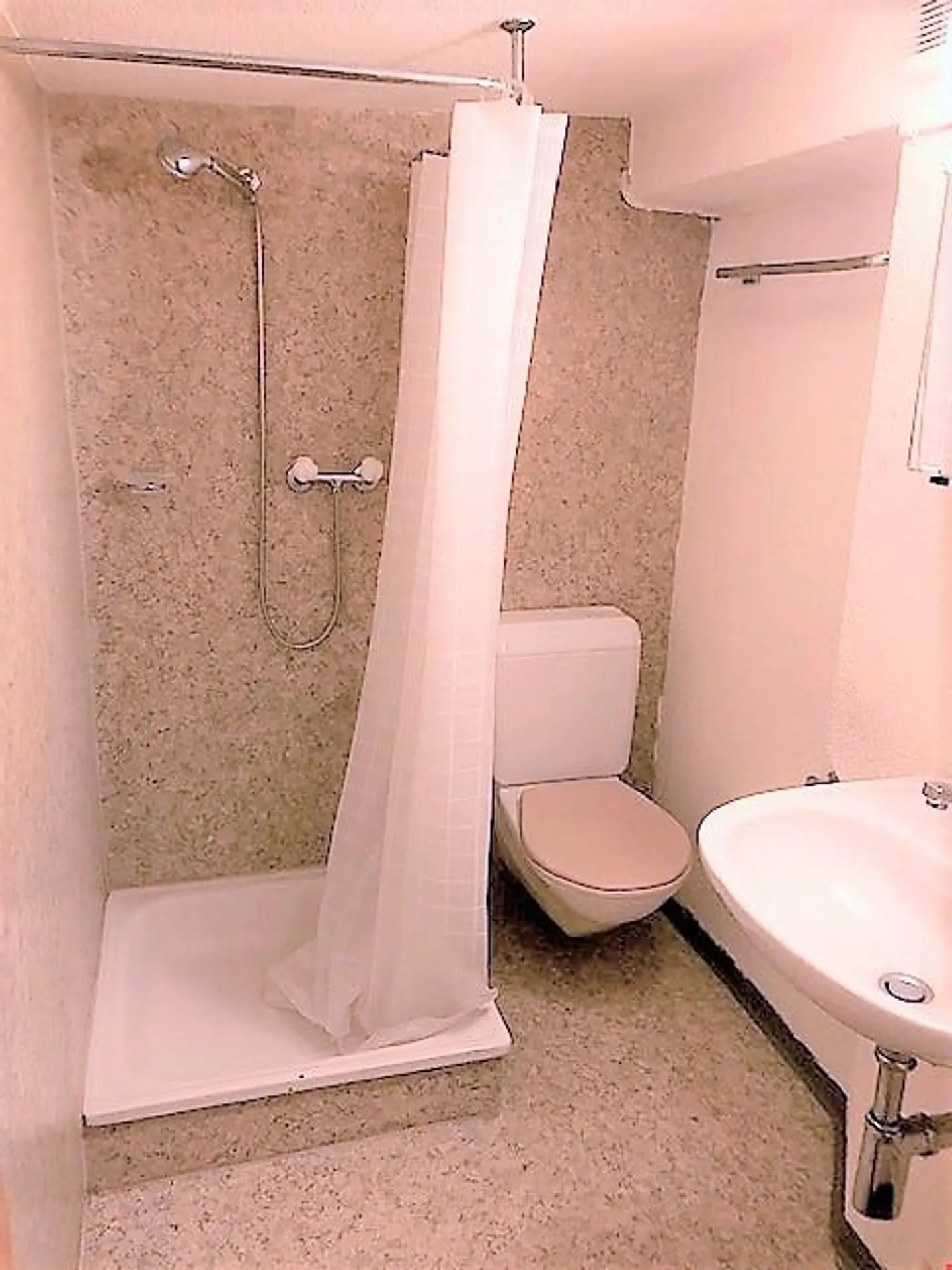 Günstiges, sehr zentral liegendes Studio mit eigenem Bad zu vermieten - Foto 3 von 4