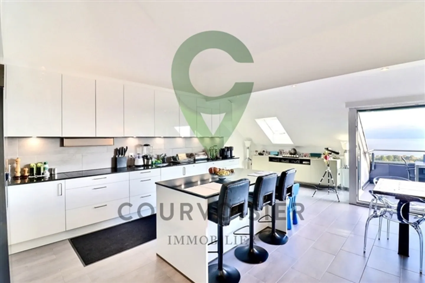 Grande appartamento moderno con carattere e magnifica vista sul lago non ostacolata - Foto 2 di 9