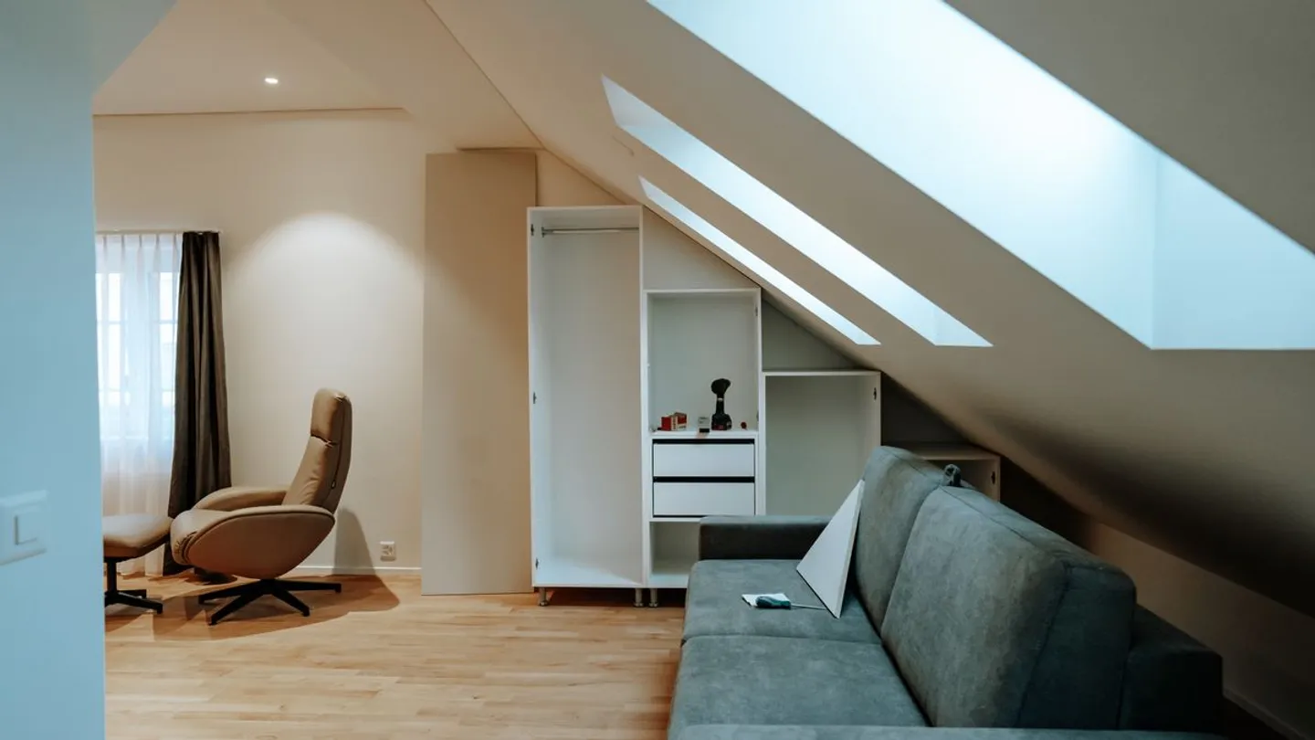 Modern furnished 1-room penthouse apartment in prime location in Dübendorf - Photo 4 of 8