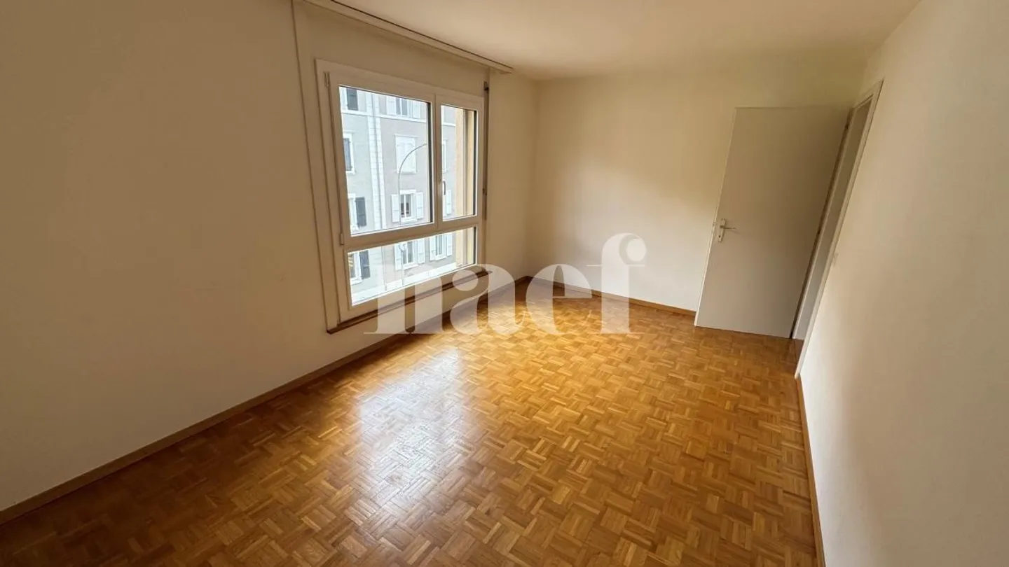 Appartamento di quattro stanze con balcone nel centro città - Foto 3 di 8