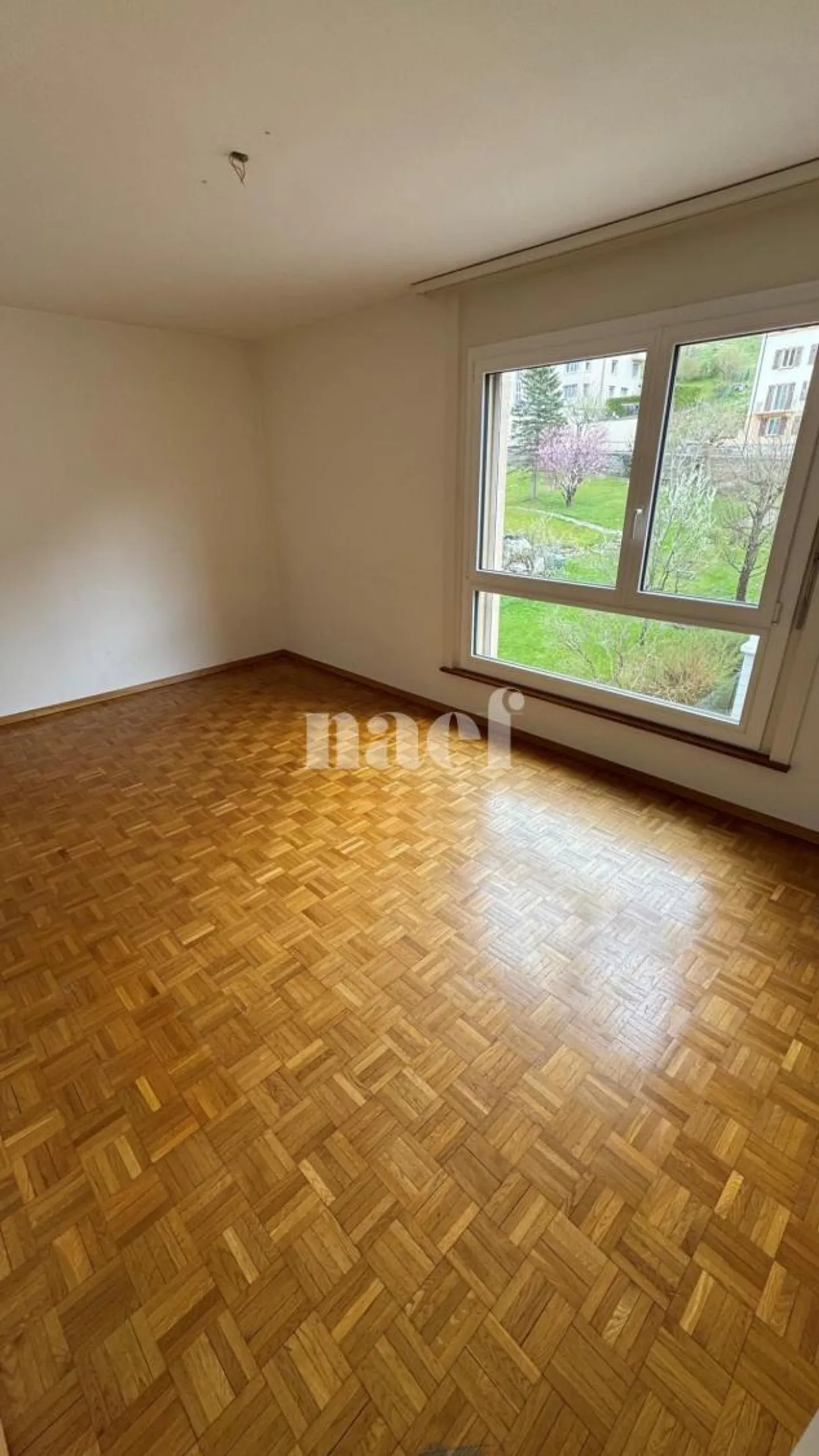 Appartamento di quattro stanze con balcone nel centro città - Foto 4 di 8